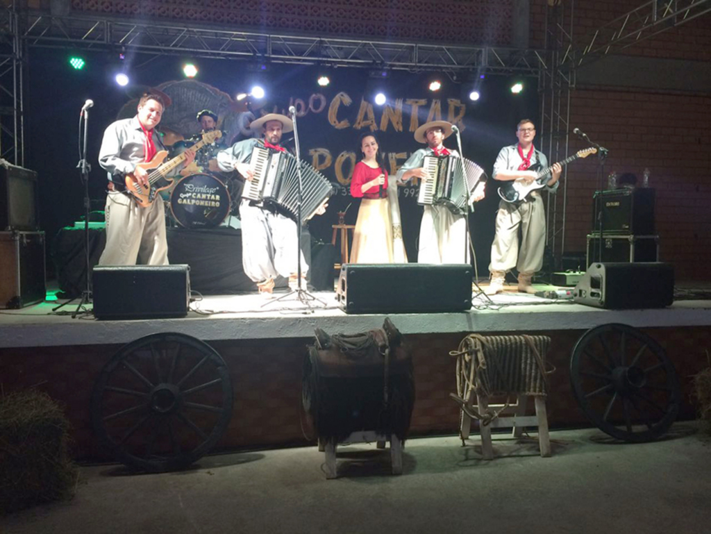 Piquete Antônio Teixeira promoveu baile tradicionalista